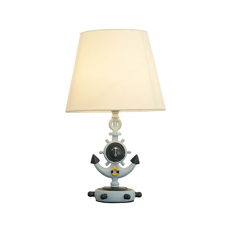 Lampada da tavolo a cono nautico in tessuto 1 luce per sala studio, illuminazione notturna con base di ancoraggio e piedistallo del timone in nero/blu