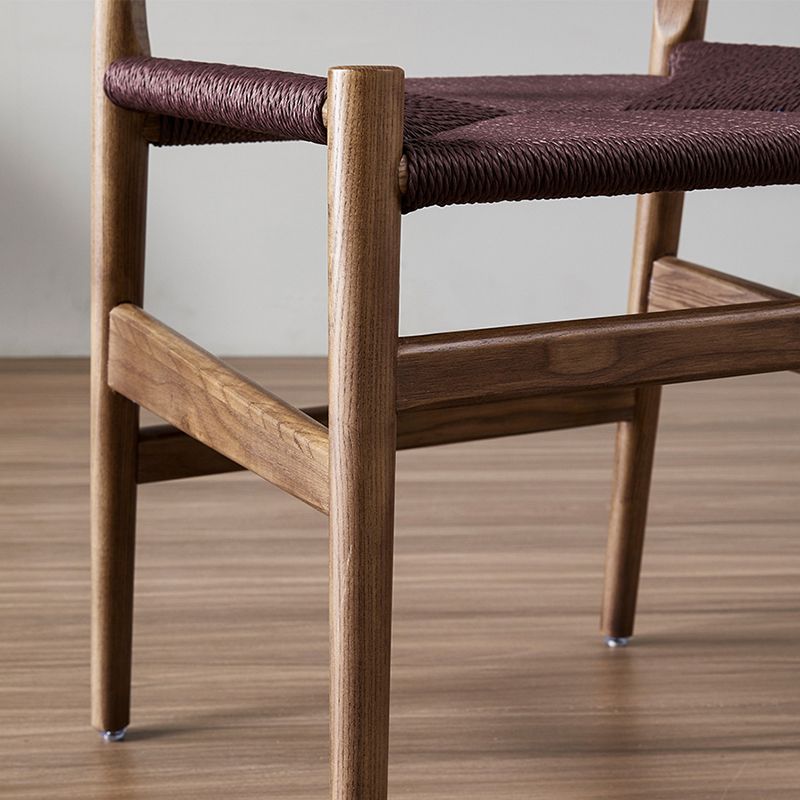 El brazo del estilo moderno que cena las sillas de fresno abre los sillones caseros con las piernas de madera