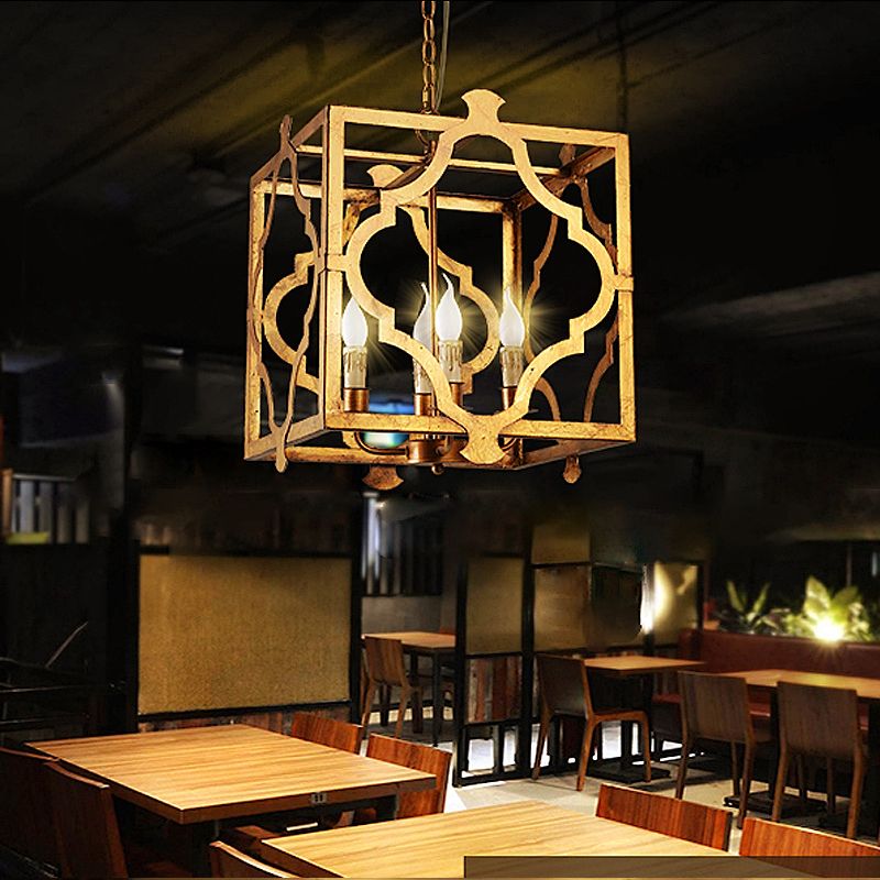 PENDANT SUSPENDIE DE SUSPENSION DE RETRUILLE ANTIQUE ANTIQUE ANTIQUE DE LUMIÈRE 4-LIGHT avec cage métallique Quatrefoil en or