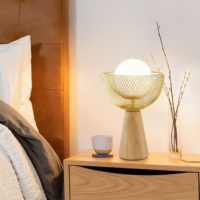 Illuminazione da comodino a ciotola Lampada da scrivania in legno modernista in metallo con 1 lampadina per camera da letto in beige con paralume in vetro opale sferico