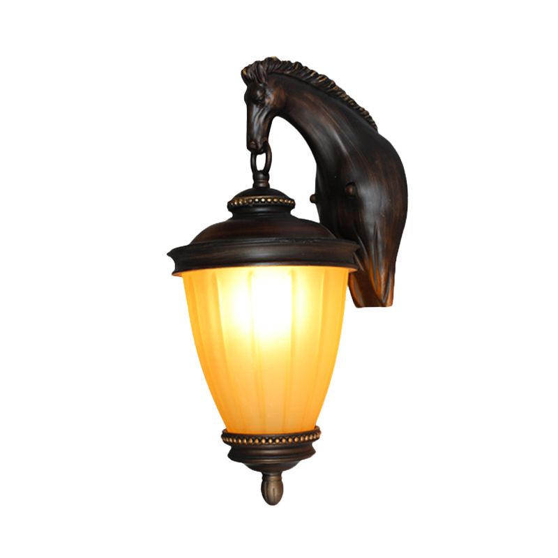 Geel glas urn wandlicht landelijk