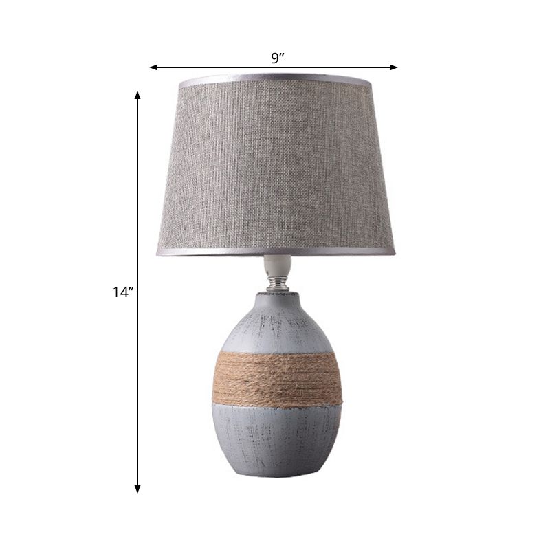 Flaxen/grijze 1-licht nachtkastje Lamp Traditionele stof Drum Desk Licht met trapezoid/ovaal/Globe keramische basis