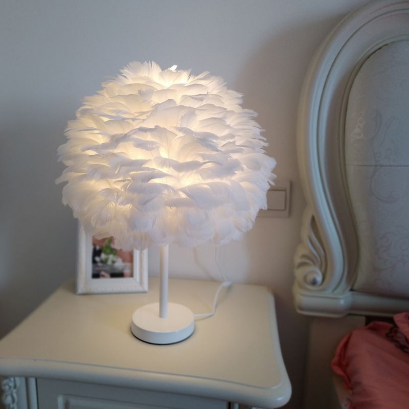 Moderner Stil Metallic Desk Lighting Fiete kreative Federschreibtisch Lampe für Schlafzimmer