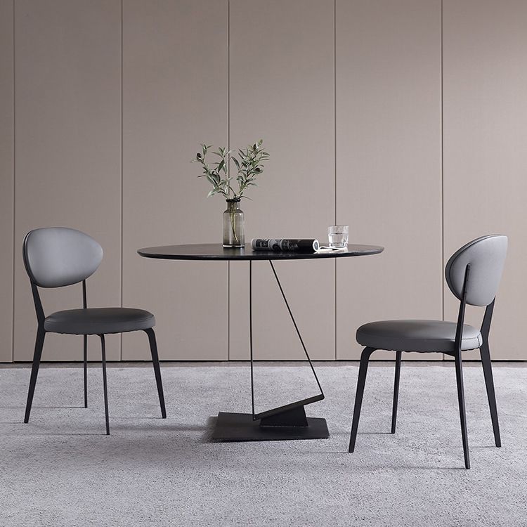 Restaurante contemporáneo Silla lateral de cuero Silla de comedor con respaldo abierto y patas negras
