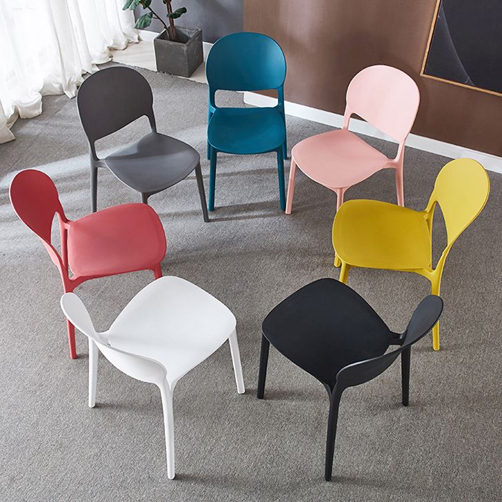 Chaise latérale de salle à manger en plastique contemporaine, finition mate, chaise latérale de salle à manger à dossier ouvert