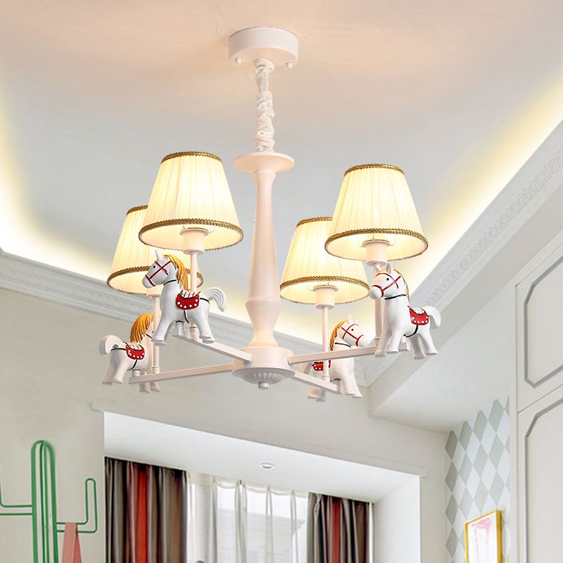 Pilation de lustre blanc de cheval blanc Résine Plafond pendant Light avec une nuance de tissu plissé effilé