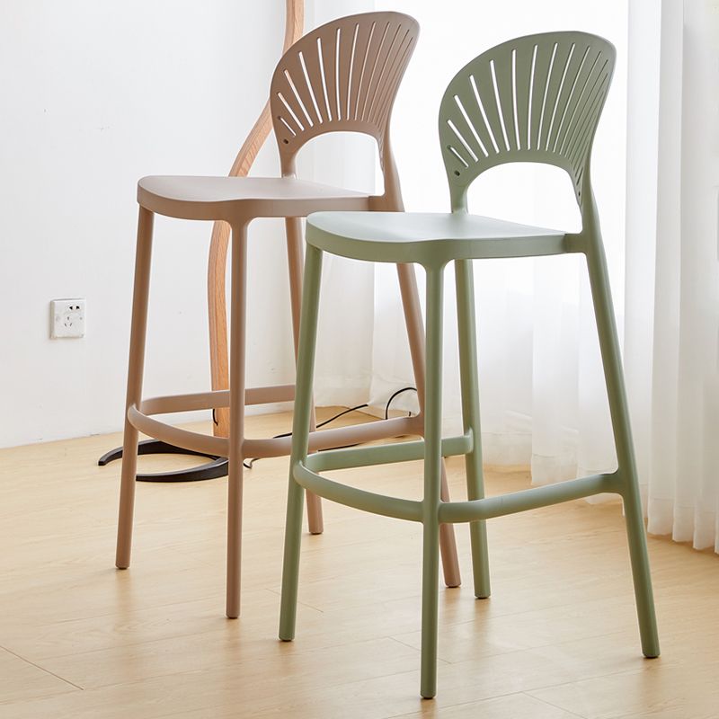 Nordic Plastic Einfacher stapelbarer Barhocker für den Innenbereich, hoher Hocker mit Sattelsitz