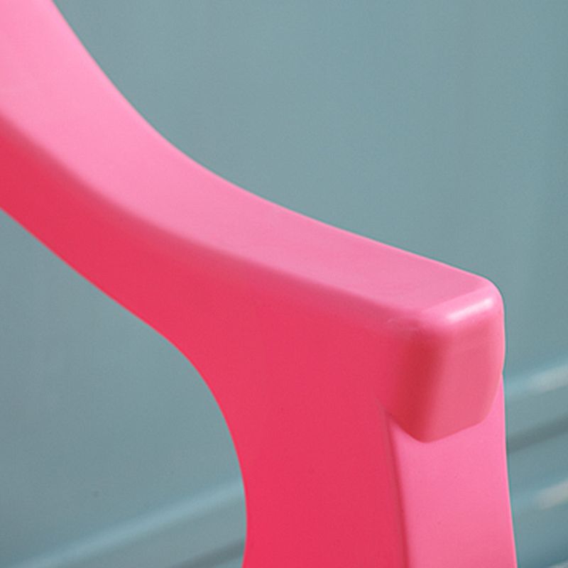 El plástico moderno que cena el brazo preside el hogar apilable interior que cena el sillón