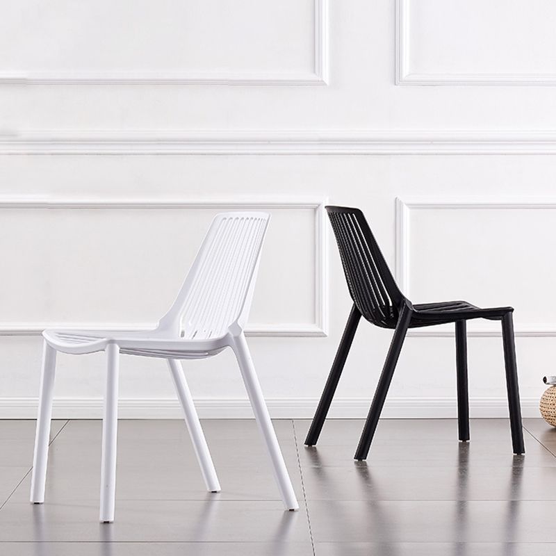 Chaise latérale en plastique contemporaine de restaurant finition mate chaise de salle à manger arrière à lattes
