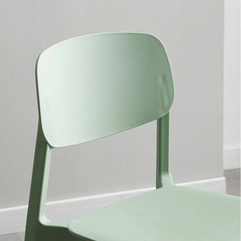 Silla lateral plástica escandinava de la sala de conferencias con parte posterior abierta del final mate que cena la silla