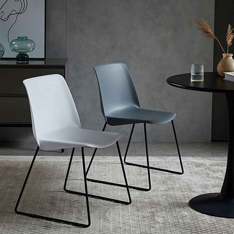 Silla de comedor sin brazo de plástico de estilo industrial