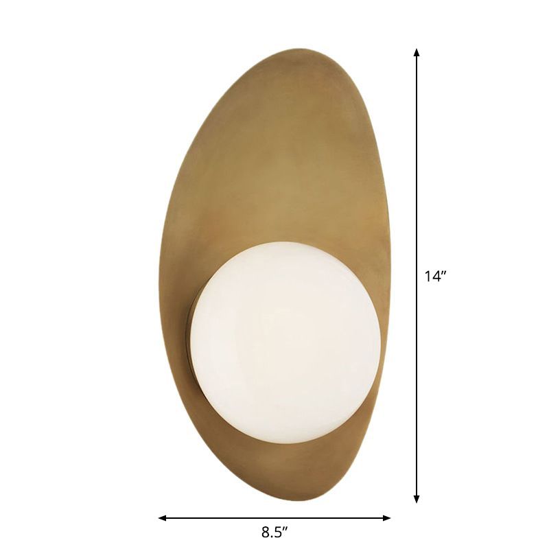 Iluminación de pared ovalada de latón antiguo posmoderno 1 lámpara de matrimonio de metal de bulbo con bola de vidrio blanco sombra