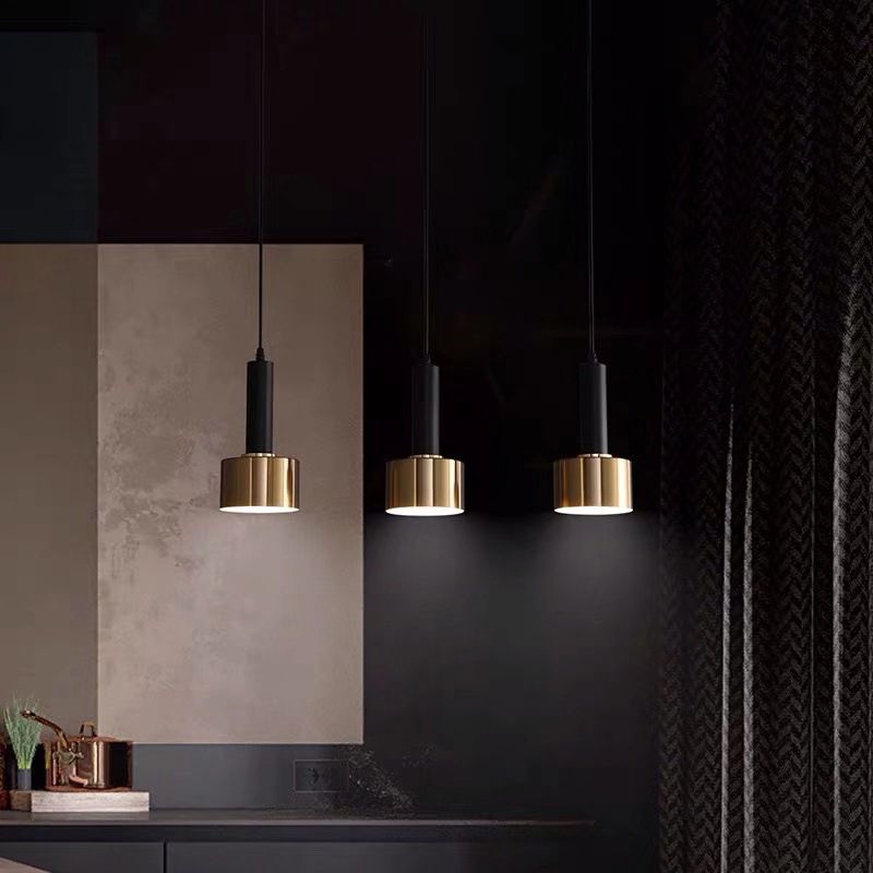 Luce a sospensione in cilindroide nera e oro in ferro battuto in ferro di lusso moderno