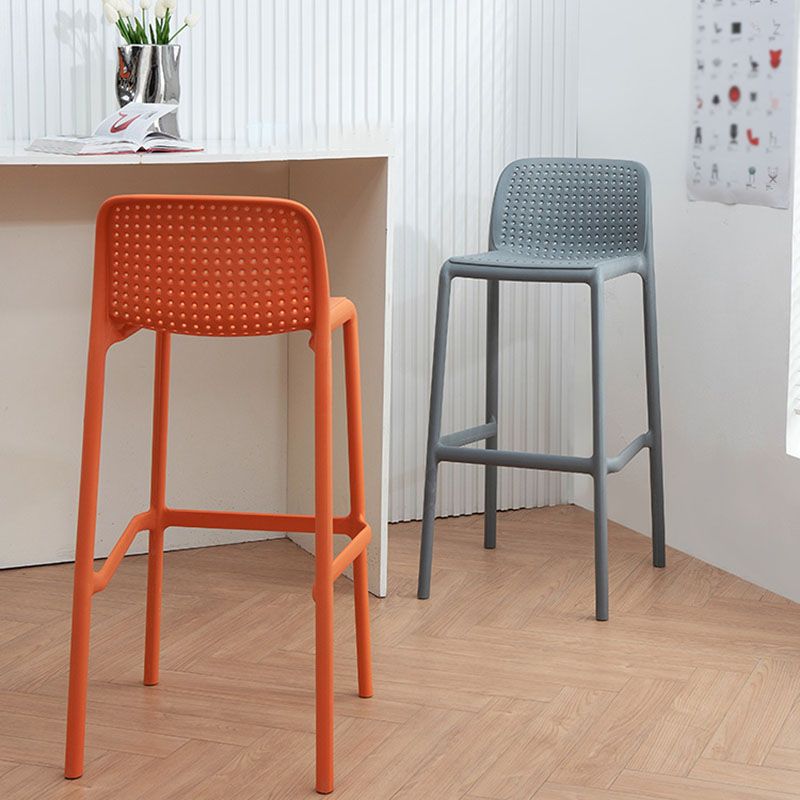 Taburete de bar de plástico contemporáneo, taburete de bar Bristol con reposapiés y respaldo bajo