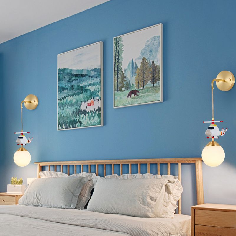 Mur à balle en verre de lait suspendu postmoderne 1-bulbe lampe murale en or avec hélicoptère déco