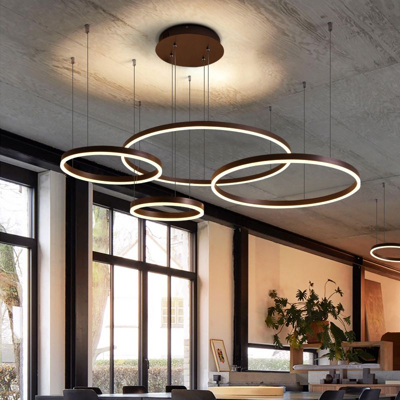 Lampadella a base di anello circolare a LED a più livelli Light con un ciondolo di illuminazione in alluminio spazzolato a tonalità acrilica nel caffè