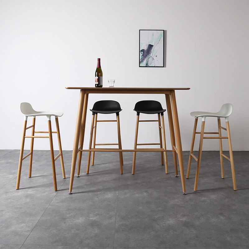 Taburete de bar interior de plástico sin brazos, moderno, con reposapiés y base de madera