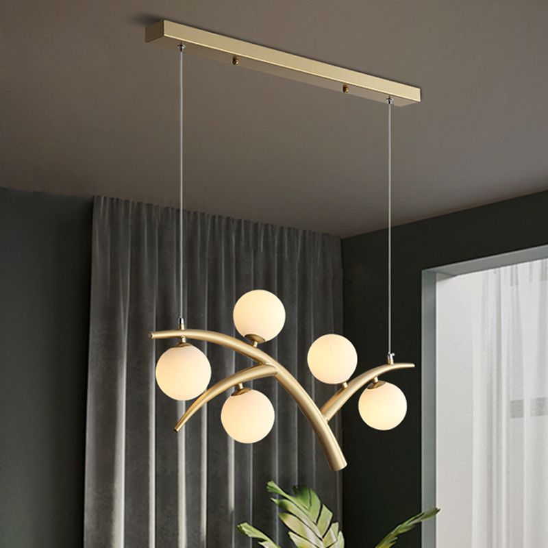 Vertakking ijzer kroonluchter eigentijdse 5 lichten gouden hanglamp lampje met orb witte glazen schaduw