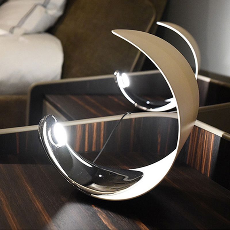 Luz de mesa LED de dormitorio metálico de lámpara de luna en forma de luna en forma de luna con cable enchufable