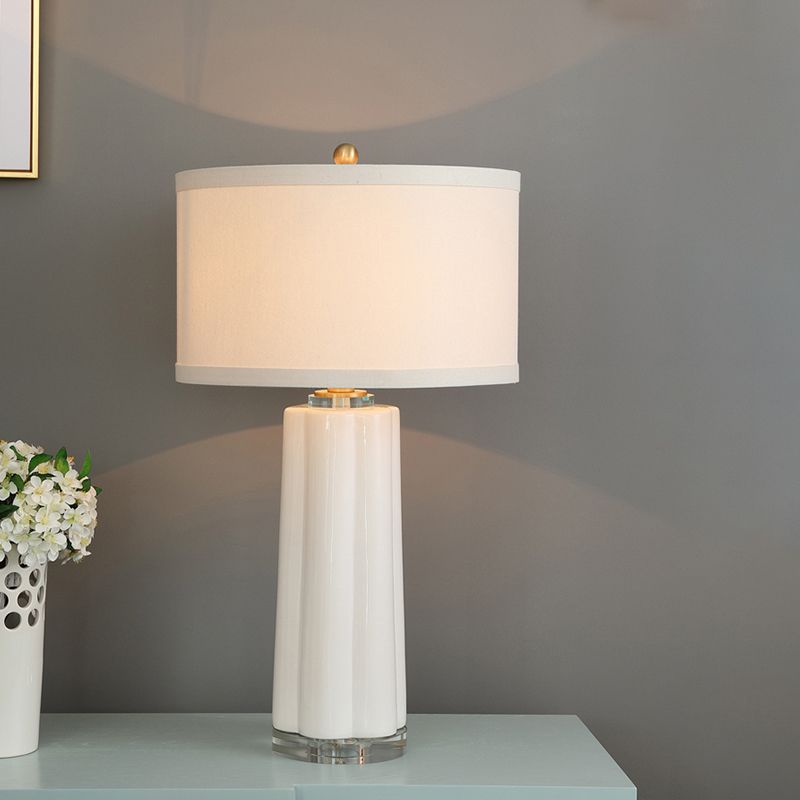 Luce da comodino in tessuto rotondo in ceramica Modernismo 1 Testa Lampada da tavolo da tavolo bianco