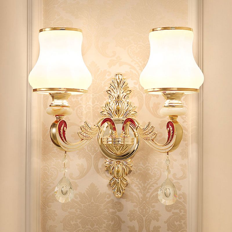 Goldene Blumenwandlampe Retro -Stil gefrostetes Glas Wohnzimmerwandleuchte mit Kristallakzent