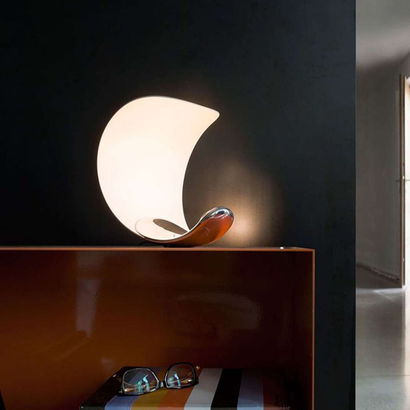 Luz de mesa LED de dormitorio metálico de lámpara de luna en forma de luna en forma de luna con cable enchufable