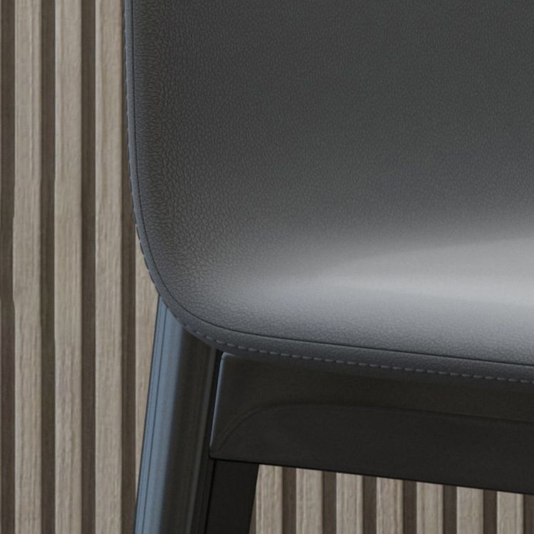 Chaise d'appoint industrielle à dossier solide en bois d'hévéa, chaise de salle à manger en cuir au fini mat avec pieds noirs