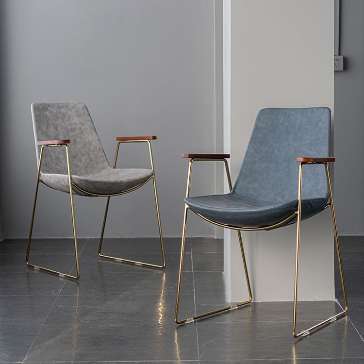 Silla auxiliar de comedor con respaldo sólido de diseño escandinavo Silla auxiliar de comedor de cuero