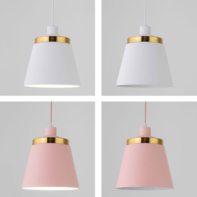 Plafonnier à pendentif conique de style moderne.