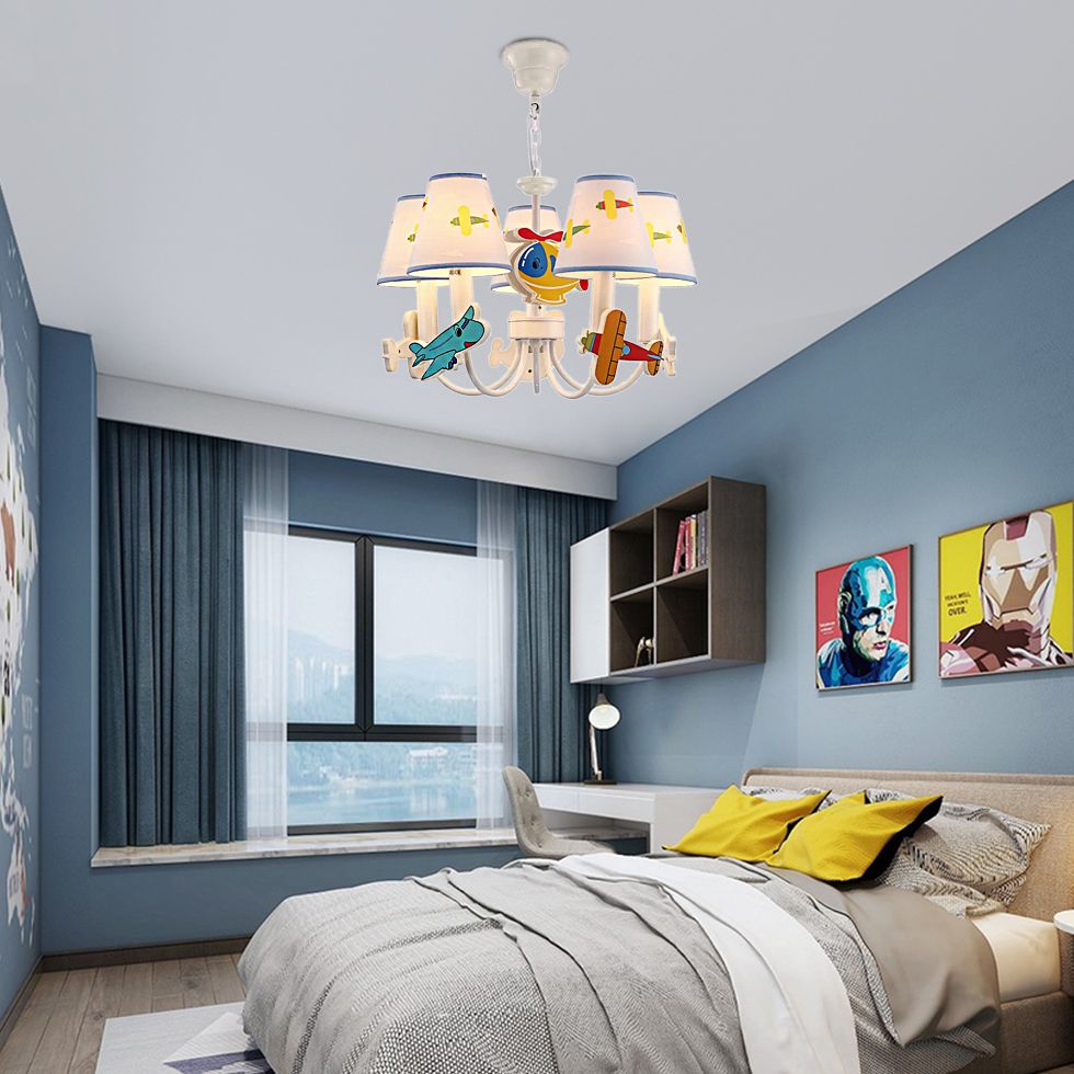 Enfants Suspension blanche Lumière avec avion ombre conique 5 lumières Chandelier en métal pour chambre à coucher