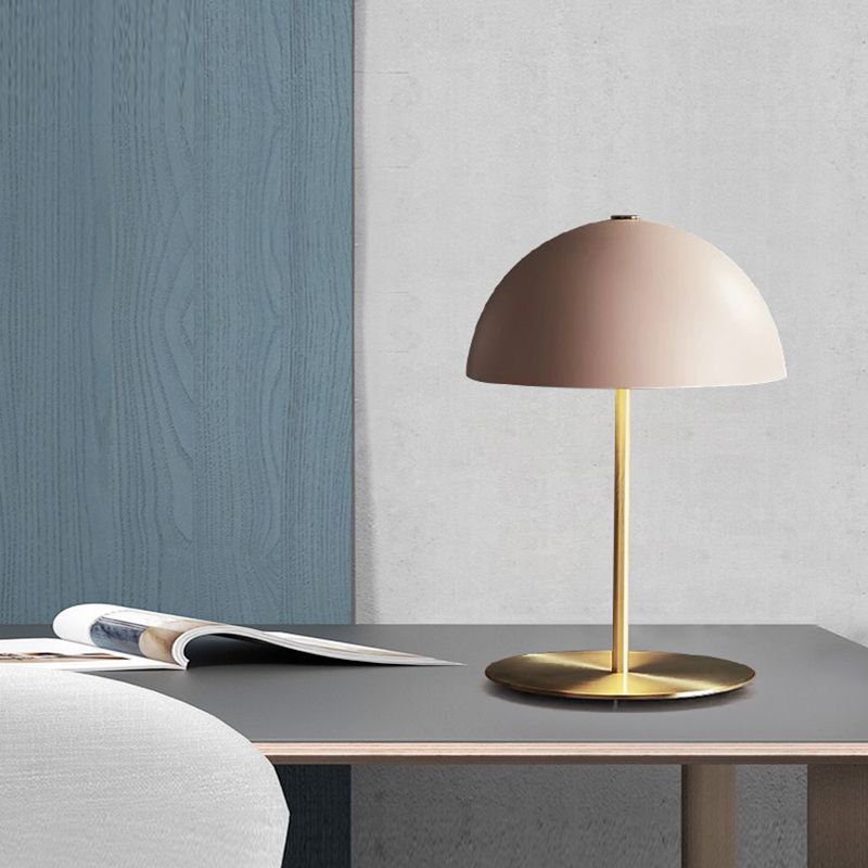 Lampada da tavolo moderna e premurosa lampada da scrivania metallica per il salotto della camera da letto dello studio