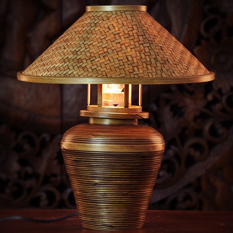 Lampe à lampe de bureau d'urne asiatique 1 Éclairage de tâche à la tête en marron avec une teinte en bambou effilée