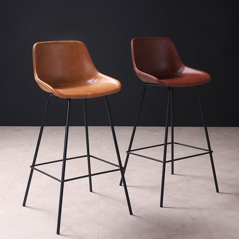 Taburete de bar moderno para interior, de cuero, sin brazos, con reposapiés, base metálica