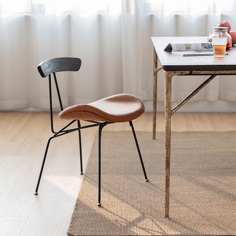 Traditionele luxe eettafel Bruine vaste houten eettafel met metalen basis