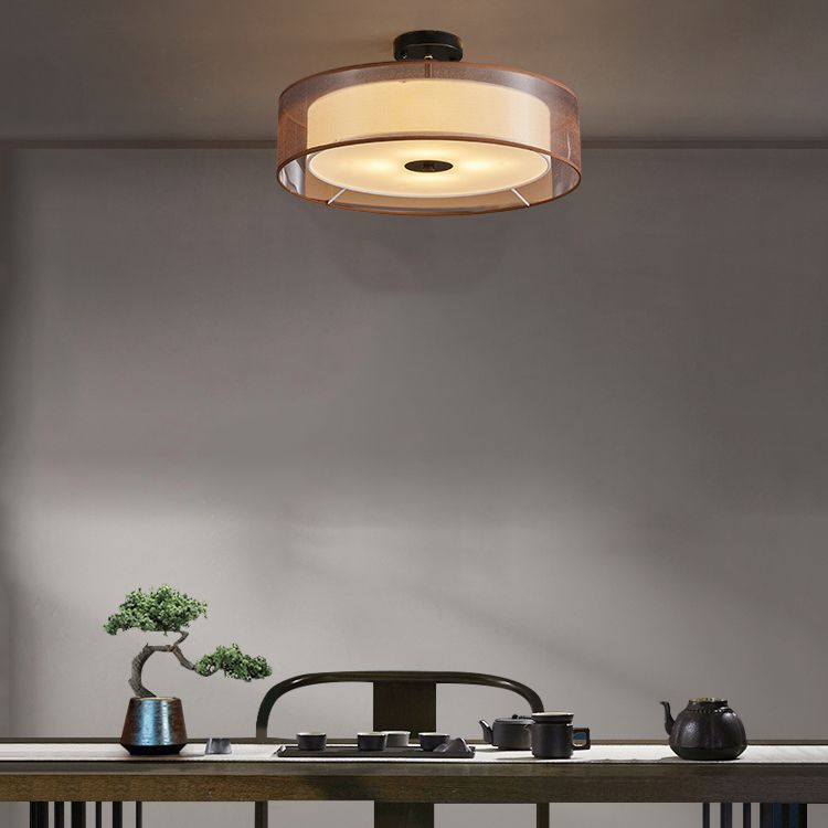 Traditionele trommel dicht bij plafondlichte stof plafondlamp in het zwart