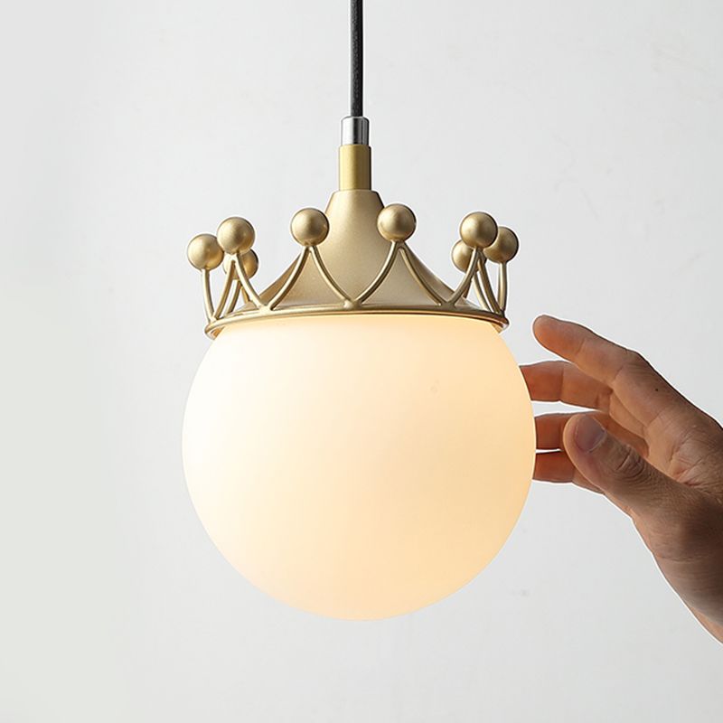 Luz colgante de estilo de lujo de 1 luz, lámpara de lámpara de globo de vidrio blanco con corona