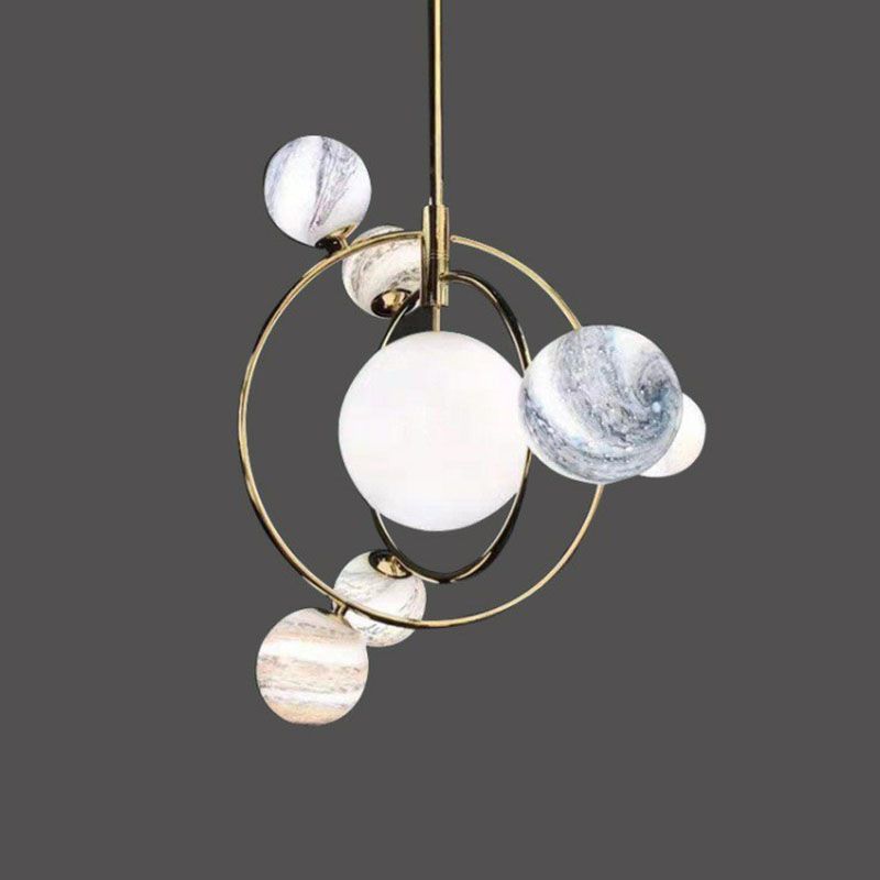 Postmodern Creative Chandelier Gold Orbital Planet Pendant Light con tonalità di vetro colorato
