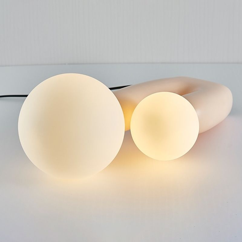 Lumière de table rose à 2 lumières dans la lampe de table en résine laquée de style créatif moderne avec nuance de verre globe