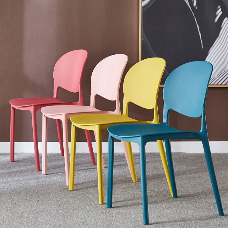 Chaise latérale de salle à manger en plastique contemporaine, finition mate, chaise latérale de salle à manger à dossier ouvert