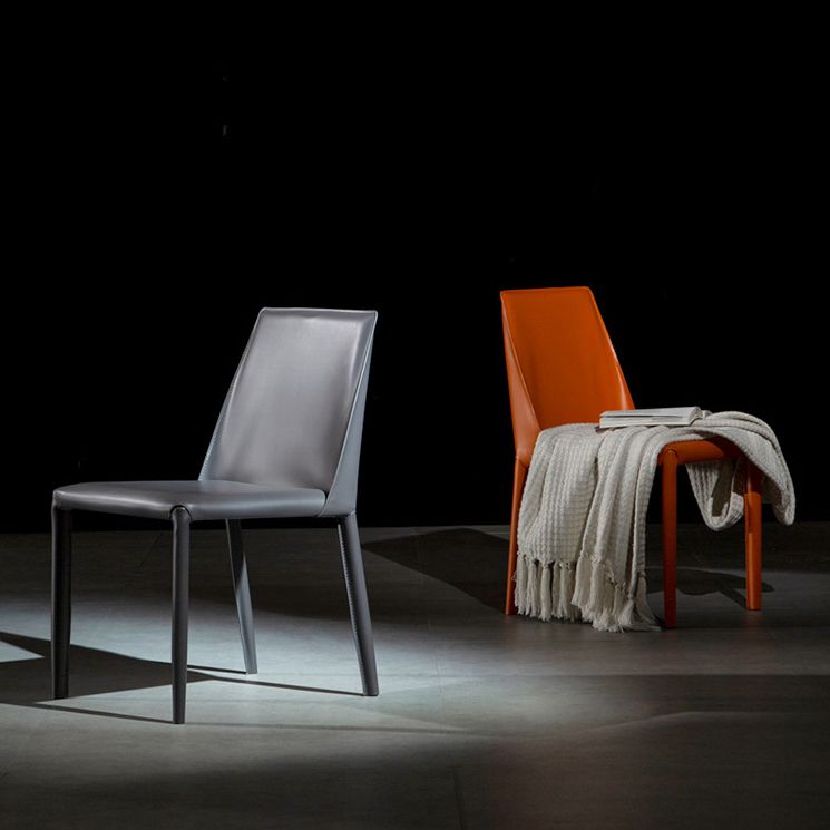 Moderner Parsons Side Chair Mattes Finish Leder gebogener Armloser Stuhl