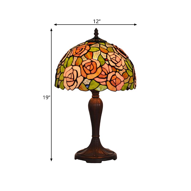 Bronze Single Nightand Light Tiffany Tachate Art Glass Peony Table Table avec une teinte à dôme