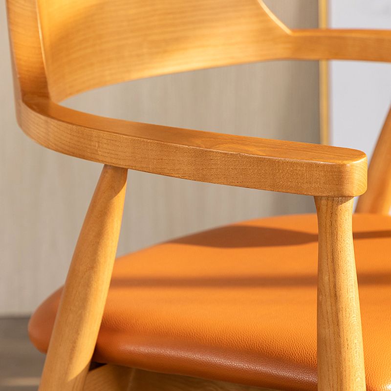 Silla de comedor de cuero contemporánea con respaldo abierto de madera