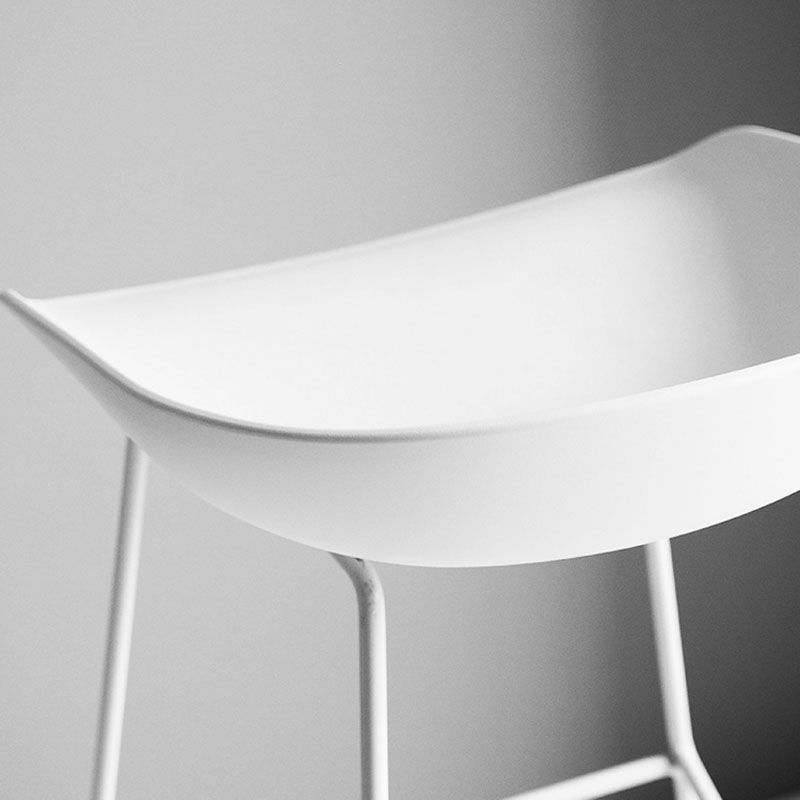 Moderner Barhocker mit Schlittenbeinen, PP-Schalensitz-Barhocker für Thekenbar