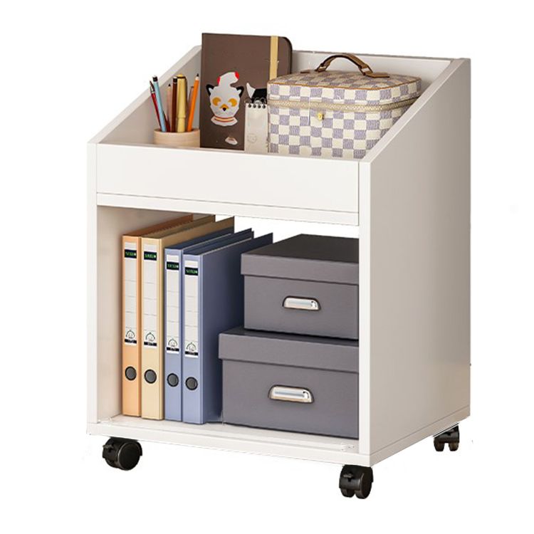 Libreria in stile scandinavo aperto per la sala di studio degli uffici per la casa