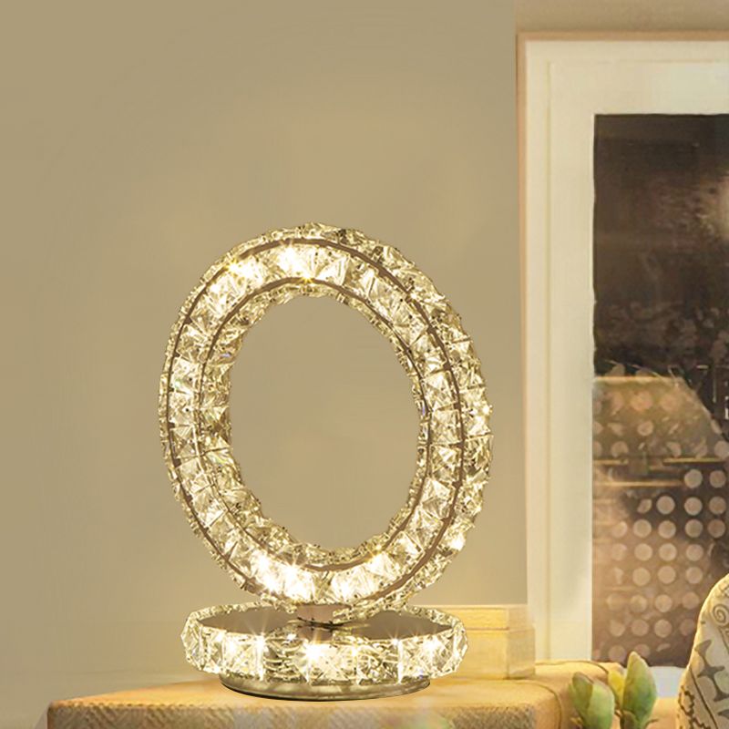 Lampada da comodino con finitura in metallo cromato, lampada da notte modernista a forma di cuore amorevole/rotonda a LED con accento di cristallo per comodino