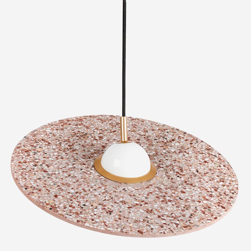 Soucoupe volante suspendue à la lumière du terrazzo postmoderne