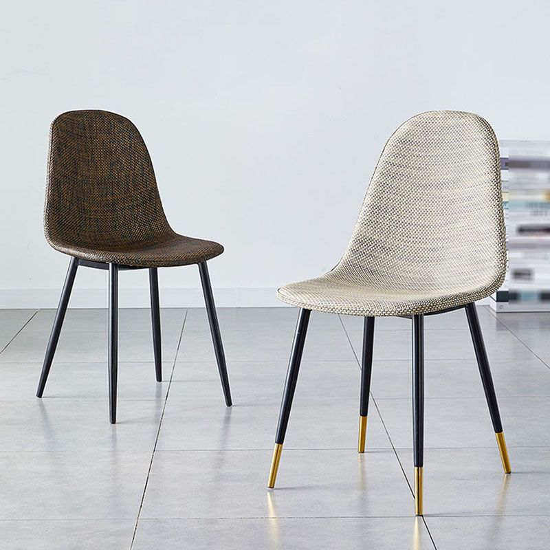 El plástico del diseño escandinavo que cena la silla lateral sin brazos del respaldo sólido de las sillas sin brazos