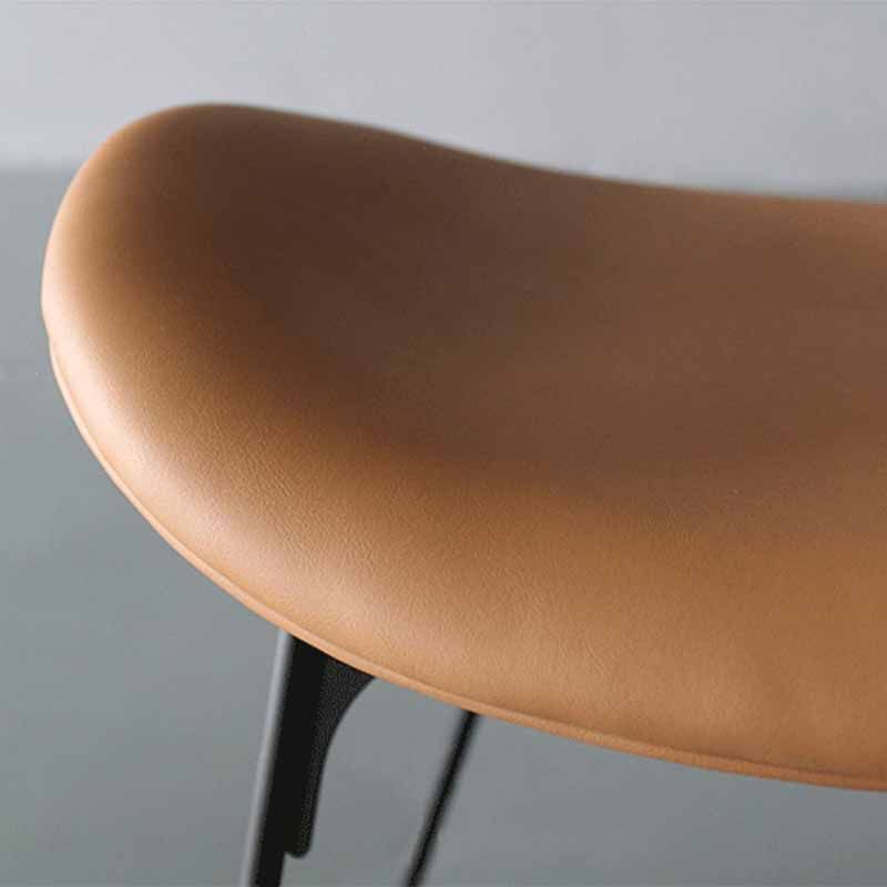 Mit Eisen gepolsterte Thekenhocker. Industrielle Barhocker mit niedriger Rückenlehne und Sattelsitz