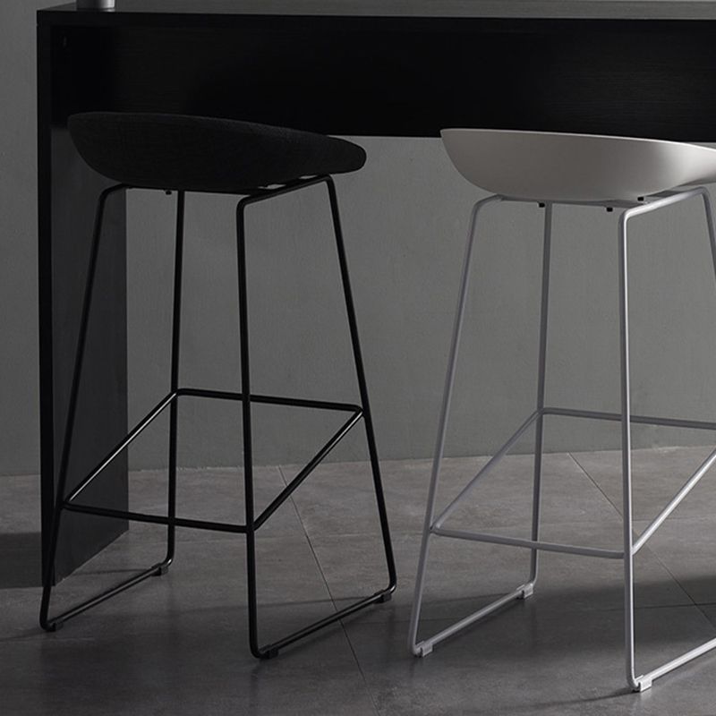 Tabourets de comptoir scandinaves en plastique et acier, sans dossier, avec siège baquet (Ensemble de 2)