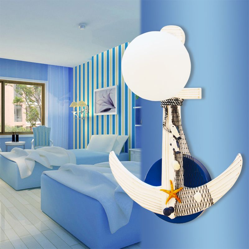 Light Funce Funce Funce Bambino Legno Singola illuminazione a parete blu bianco con tonalità di vetro globulo e dettagli sulla spiaggia